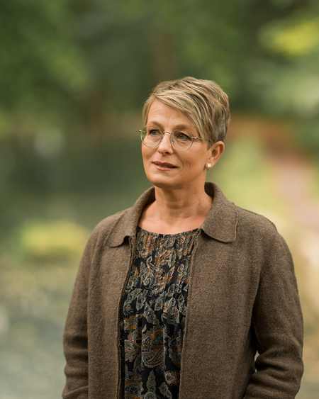 Maren Frank steht im Freien und blickt leicht zur Seite.